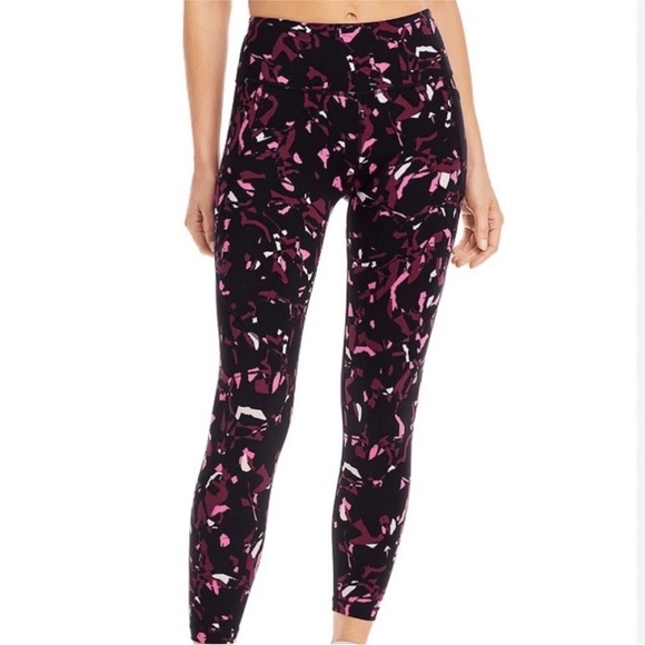 SWEATY BETTY Black & Pink Petal Camo Print POWER WORKOUT 7/8 LEGGINGS S 4/6 - Picture 1 of 5